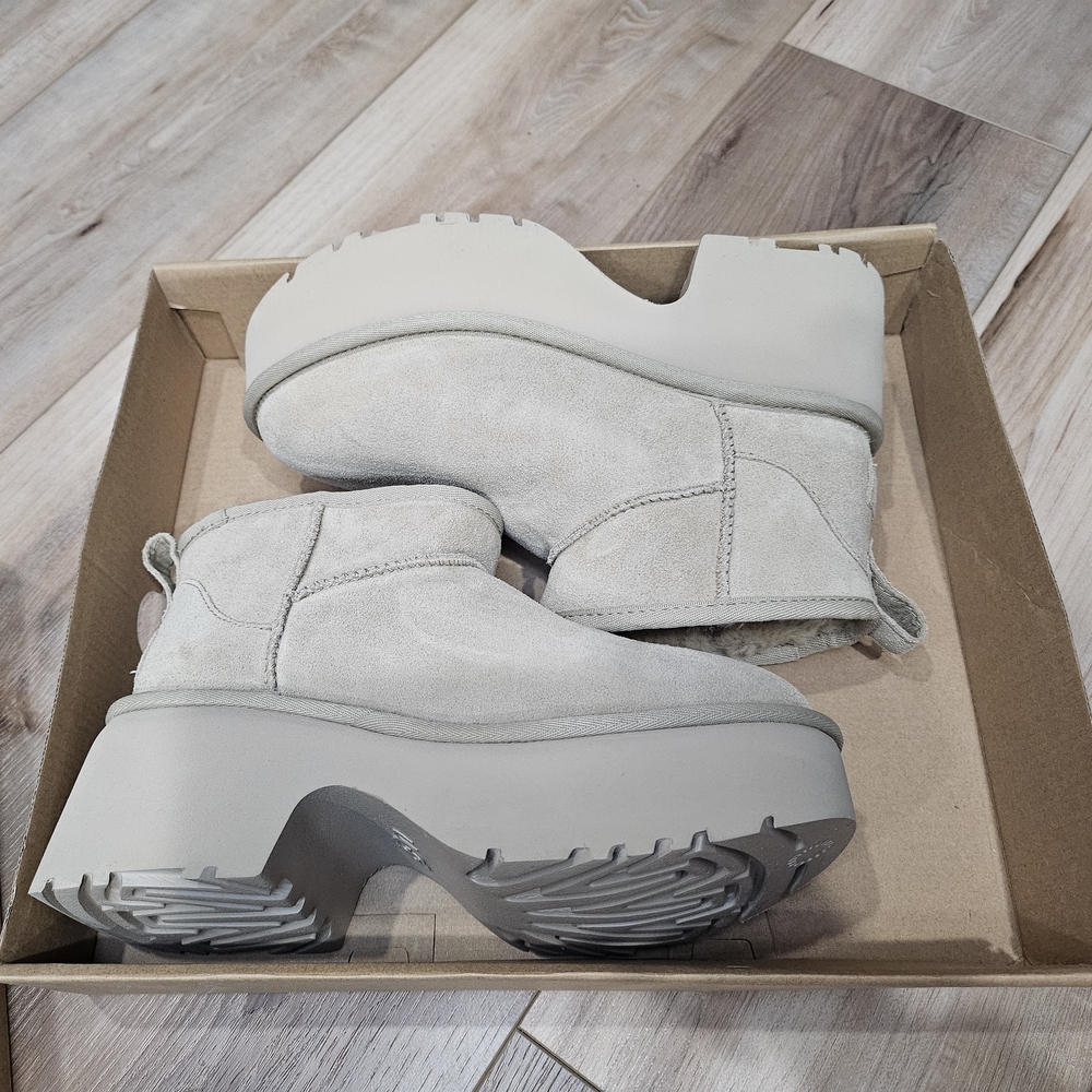 UGG Women's Ultra Mini New Heights (US Women's 7) - Picture 5 of 6